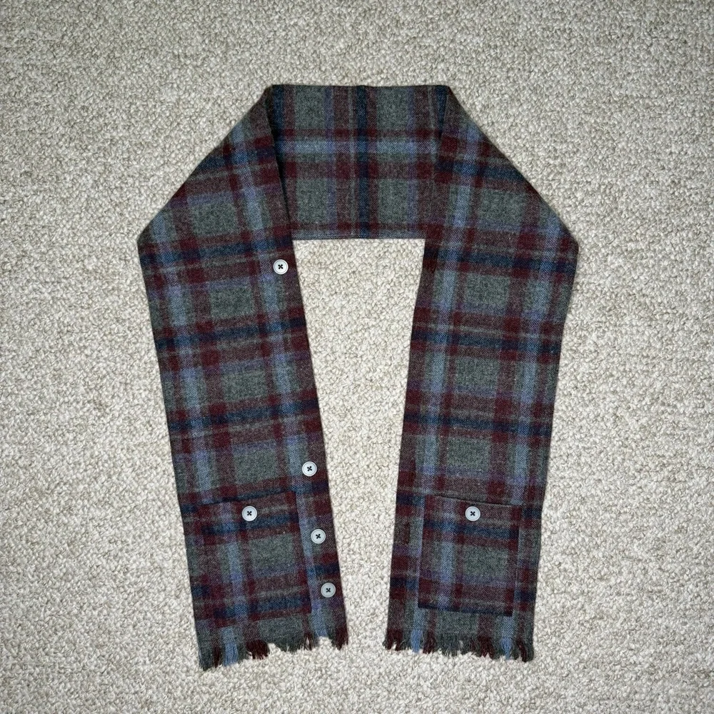 Wool scarf with pockets and button closure